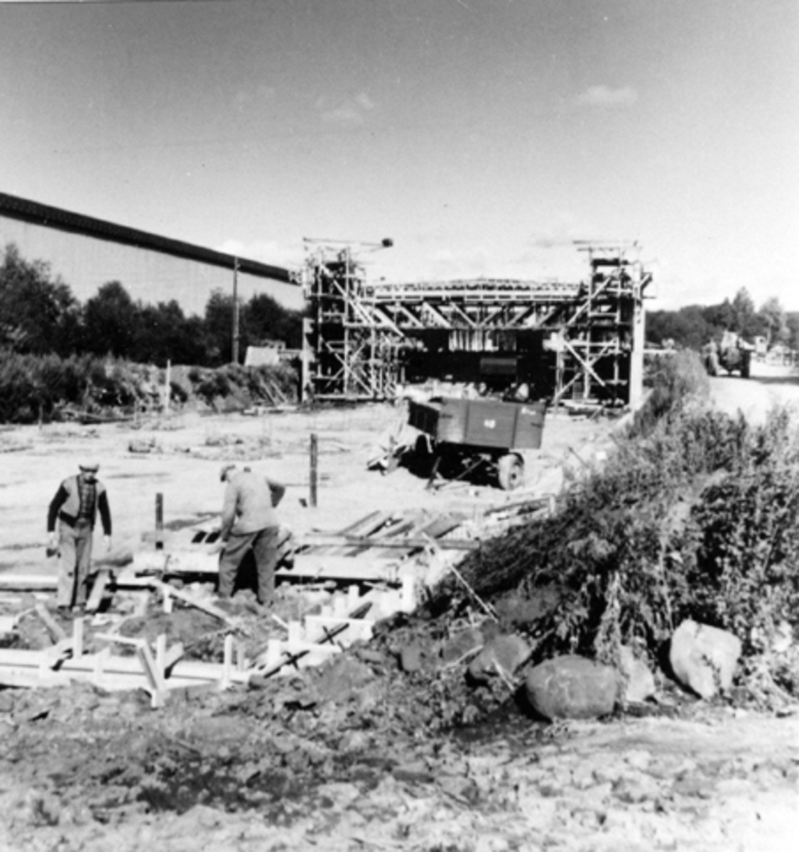 Berger Langmoen A/S, Brumunddal. Ny parkettfabrikk bygges på Husebyenga. Grunnarbeid. Produksjonen startet i september 1963.