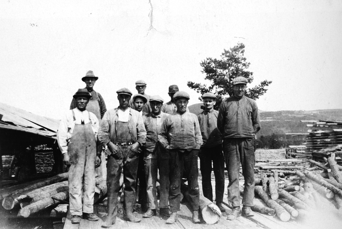 Holen -saga i Brumunddal i 1920-årene. Gruppe ukjente sagbruksarbeidere. Berger Langmoen startet Sagbruket i 1922. "De første arbeiderne på Langmosaga. Axel Petersheim til venstre foran og bak ham Martin Børke. "