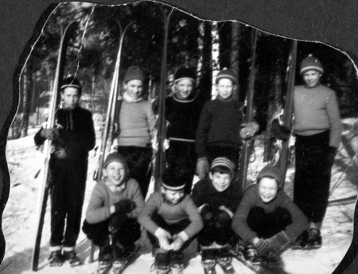 Skihoppere. Gutta ved "Steinhoppet" Buttekvern tidlig i 1950-åra, Foran fra venstre er Helge Nilsen, Olav Hestsveen, Melvin Arneberg og Odd Berntsen. Bak fra venstre Helge Svenkerud, Jan Aas, Bjarne Antonsen, Odd Andresen, og Terje Sønes.