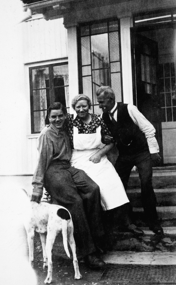 Brumunddal hotel. F. v. Ludvig Røed, Gudrun Rogstad og Lampen, en finne som bodde mye på hotellet.
