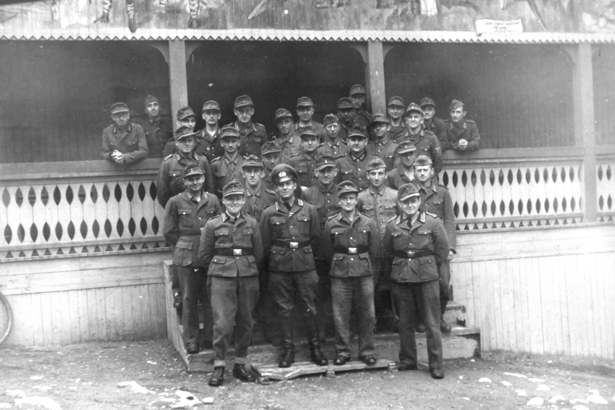 Gruppe tyske soldater, 2. verdenskrig, Moelv. Folkets Hus. 