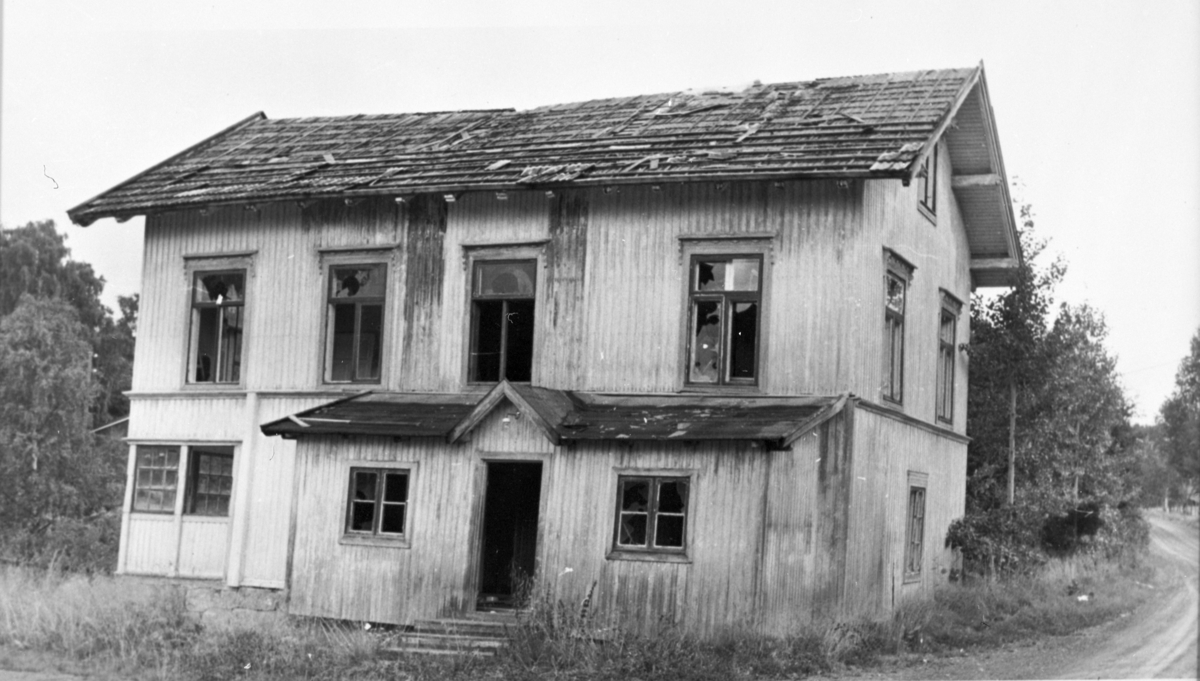 Sterkt forfallen hovedbygning ved Kvisla Bruk, ved gammelvegen (Kvisselvegen) til Næroset. 