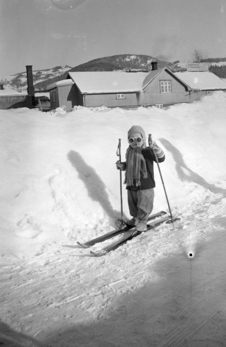 Mordal i Nygata i Brumunddal. Barn, vinter, ski. Utenfor Nygata 21: Brede Mordal f. 1946