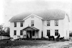 LUNDEGÅRD LILLE, HOVEDBYGNING, STANGE. CA. 1900. PÅ VERANDAE