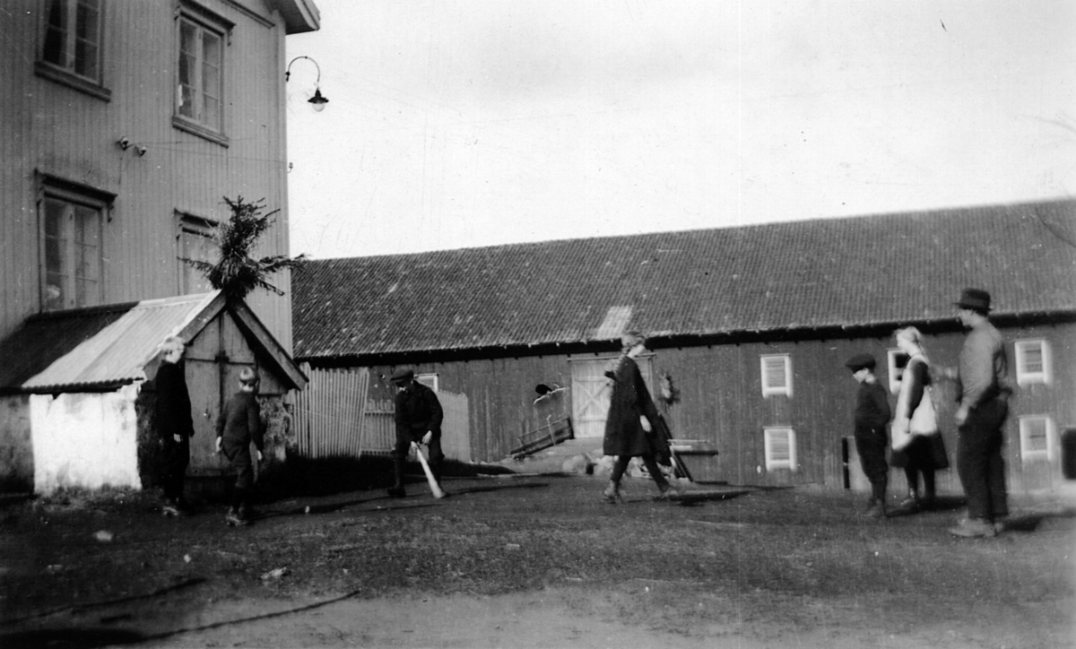 Slåball, Langball, Rotteball, barnelek, på gardsplassen på Bryhni nordre, ca. 1920