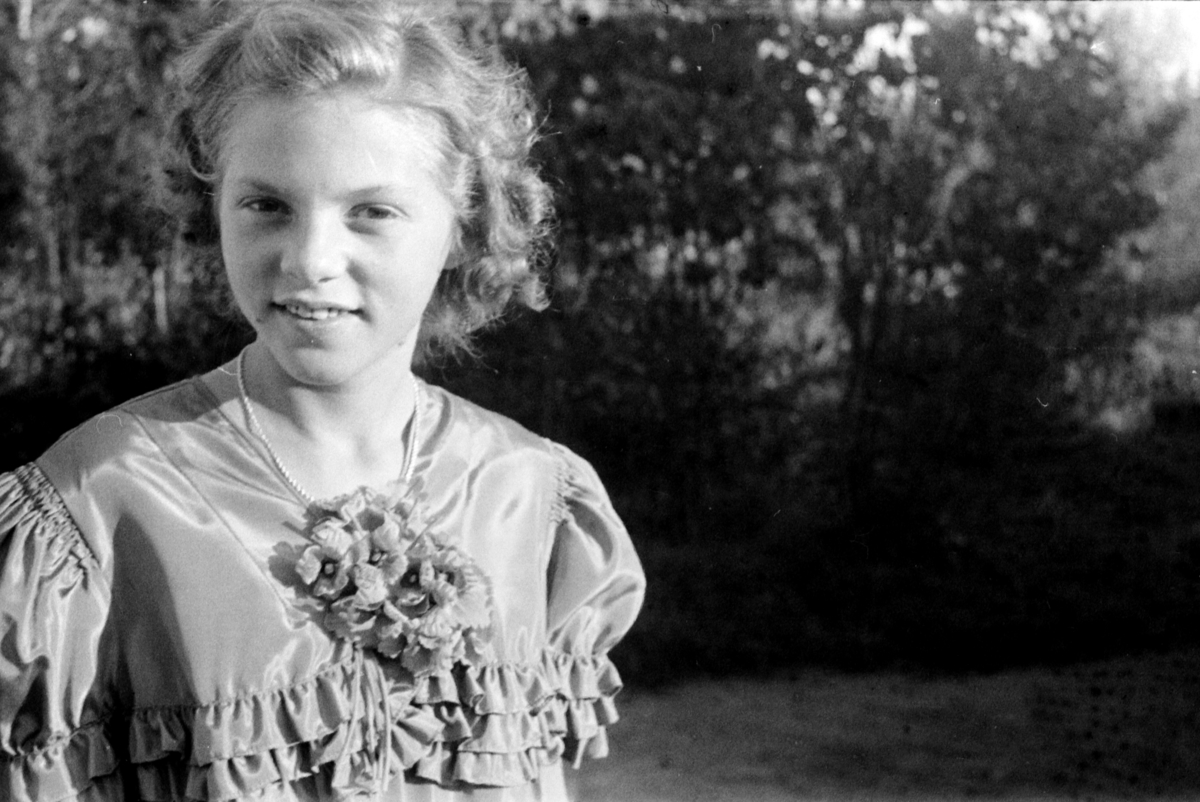 Portrett jente, Astrid Margrethe Strandberg, født Skjegstad. 