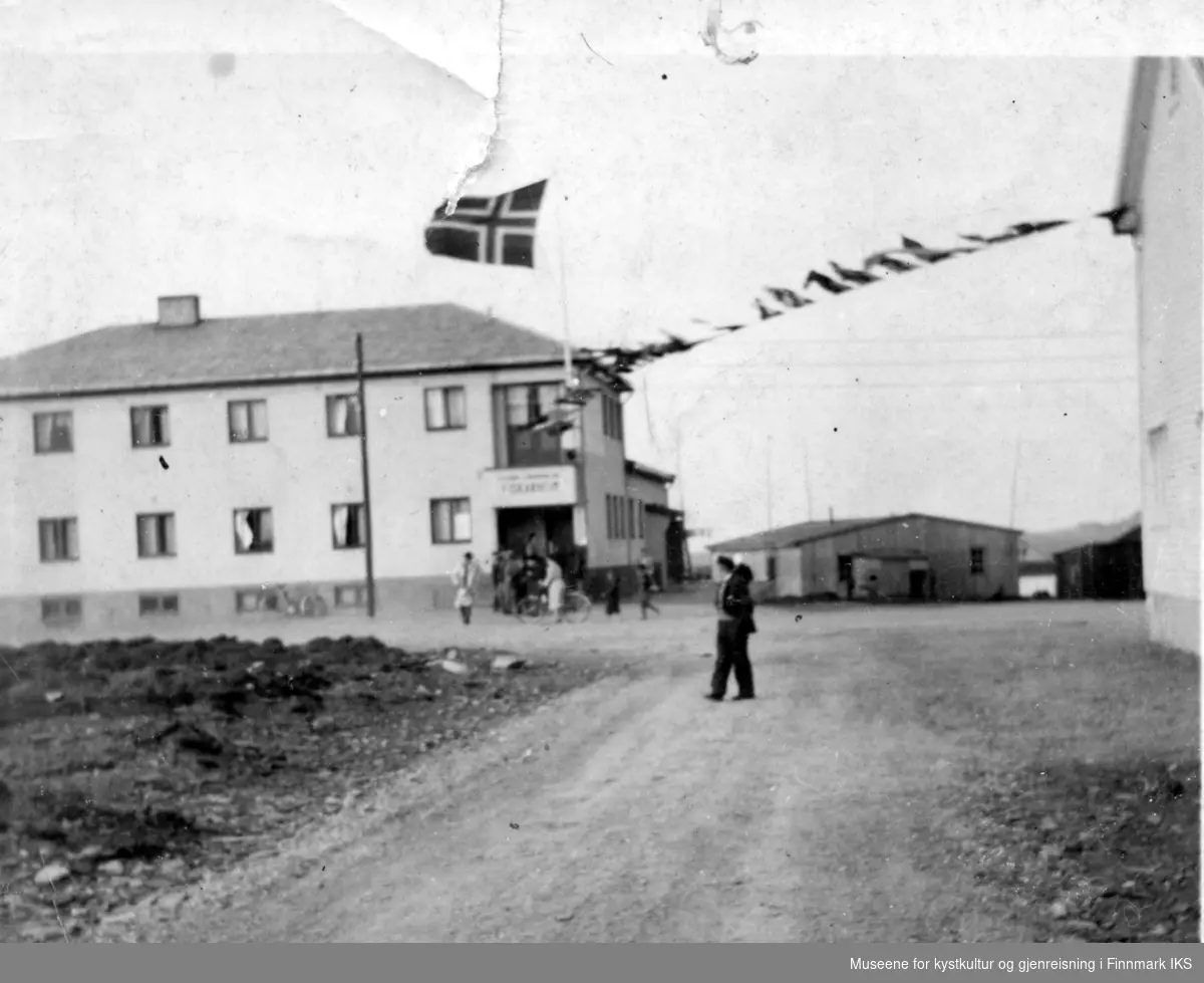 Den Indre Sjømannsmisjons Fiskerhjem i Berlevåg innviet i september 1949. Fotoet er muligens tatt i juni 1951 da Minnefondet Håpet ble avduket med en stor kirkelig seremoni.
