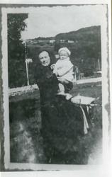 Elise Slotten med barnebarnet Einar Slotten. Volda 1927.