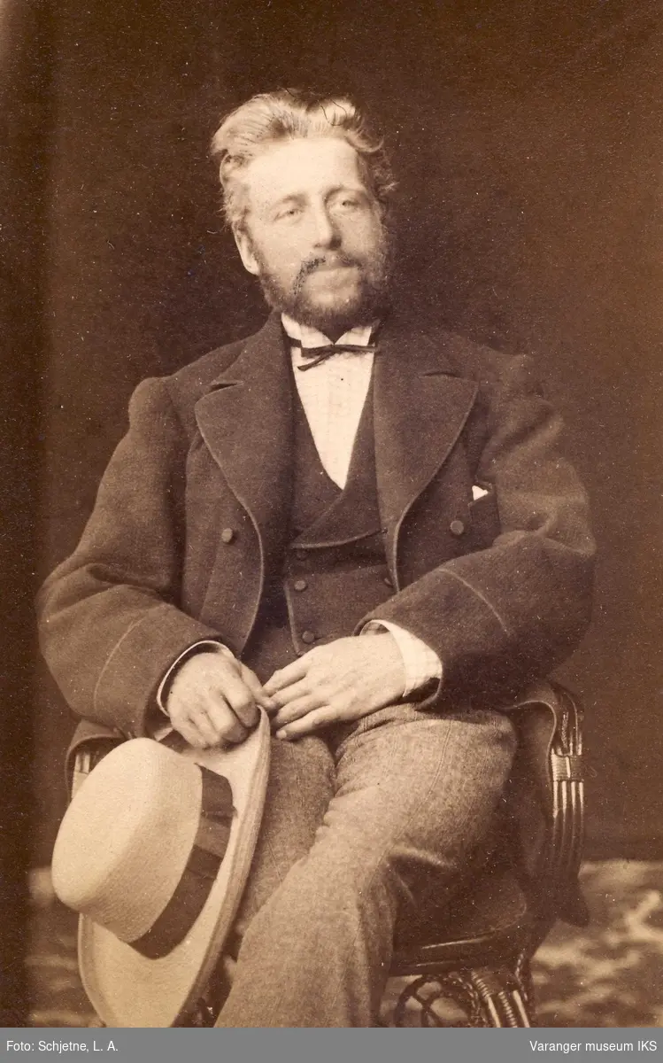 Hans Fredrik Esbensen med hatt i fanget, 1877.