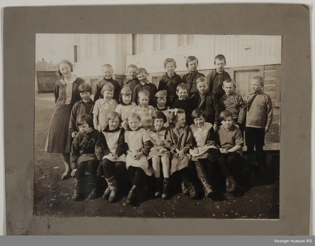 Klassebilde foran Vadsø skole. ca1914-1916