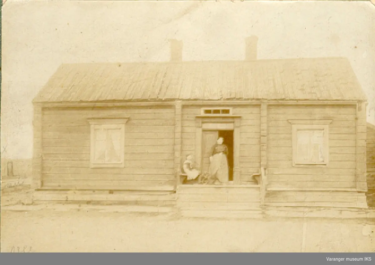Tuomainengården med opprinnelig inngangsparti fra Slettengata. Med Celine og tante Olga? Ca 1915