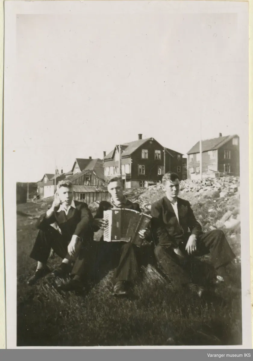 Tre unge menn i Østervågen, Kristian IVs gate i bakgrunnen