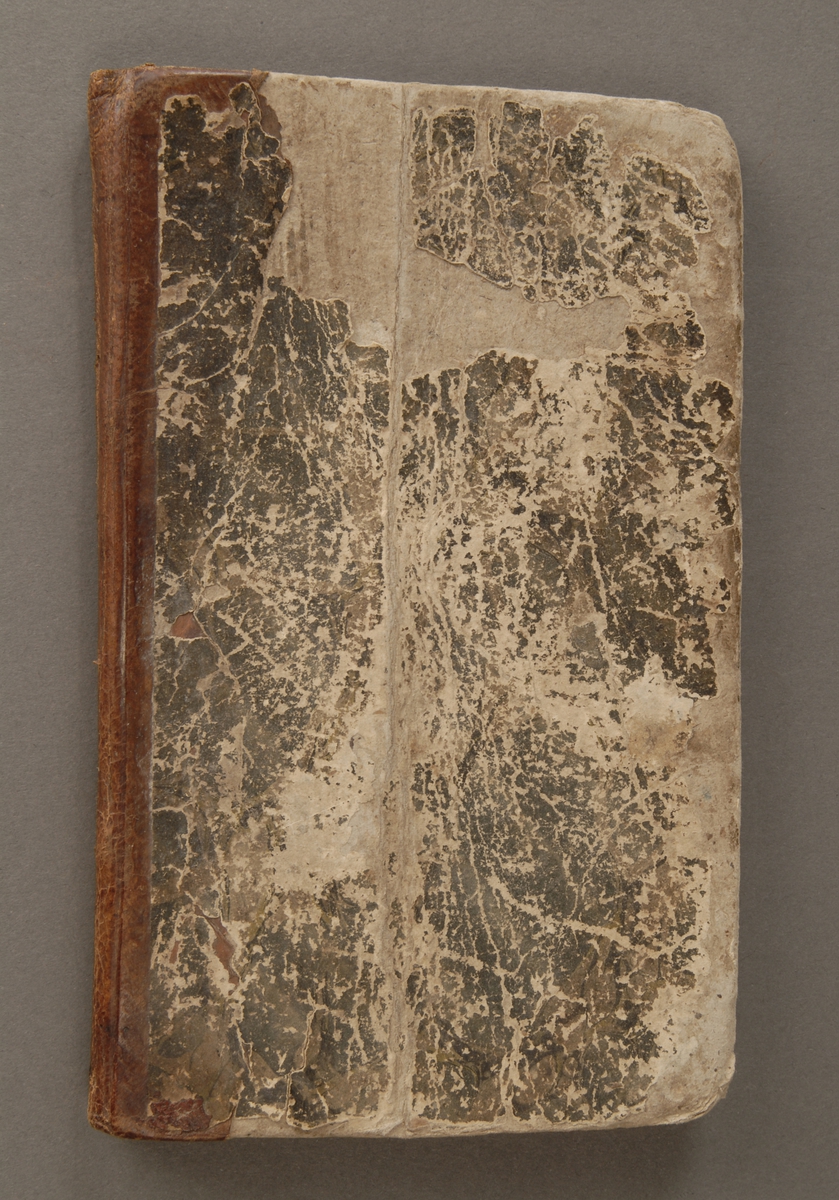 Boken er et halvbind med marmorert perm og har skinn rygg.
Bokens innhold omhandler bibelhistorie.
Teksten er i gotisk skrift.