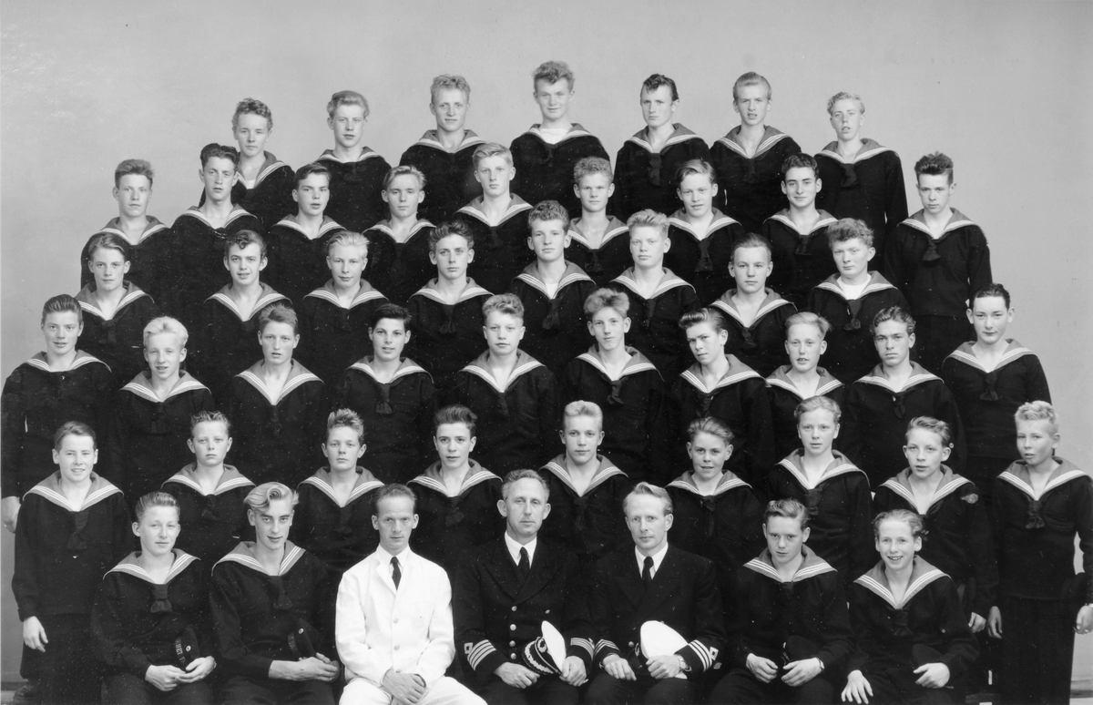 Gruppebilde av elever og lærere på kurs II 1955 på skoleskipet "Trøndelag".