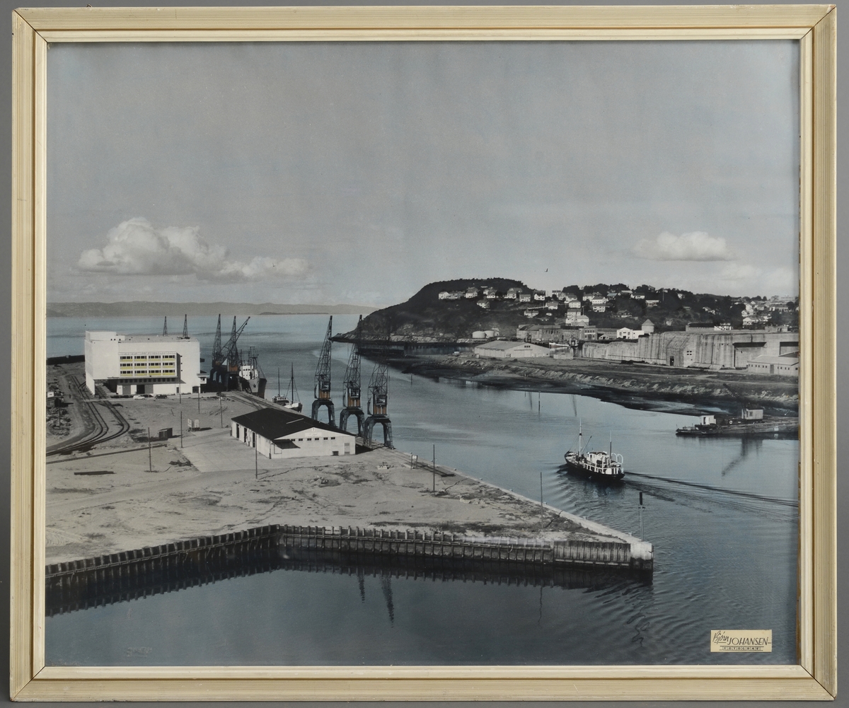 Oversiktsbilde over havneområdet ved Nidelvens utløp. Man ser i forgrunnen til venstre Pir II og det gamle fryselageret (Havnelageret). Bakenfor til høyre sees Dora og Nyhavna.