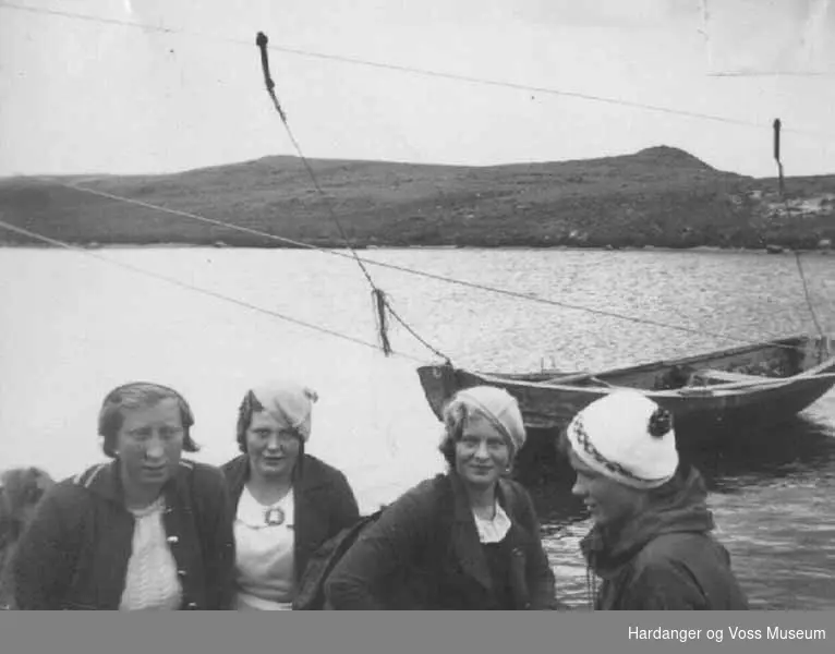 Gruppe, jenter, båt, vatn, på fjellet. På tur til Sandhaug. Båt med trekktau på vatnet. Langavatnet.