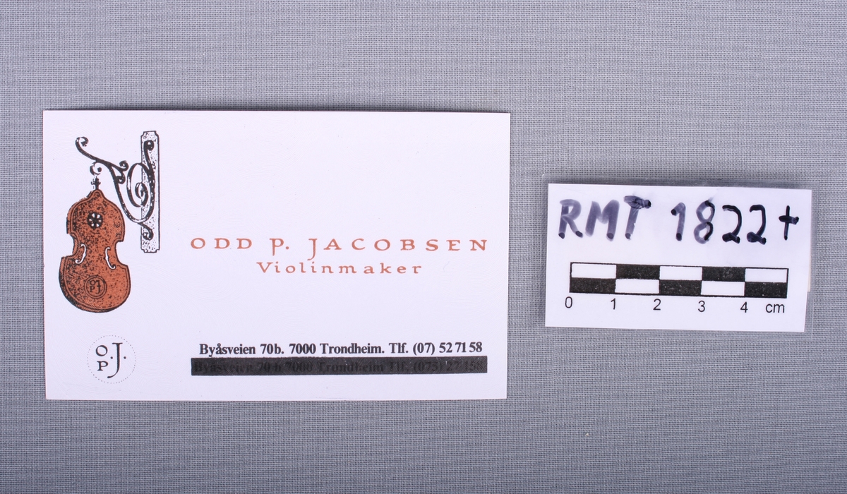 Fiolinskilt for feleverksted, logo med initialene til Odd P. Jacobsen og påskrift.