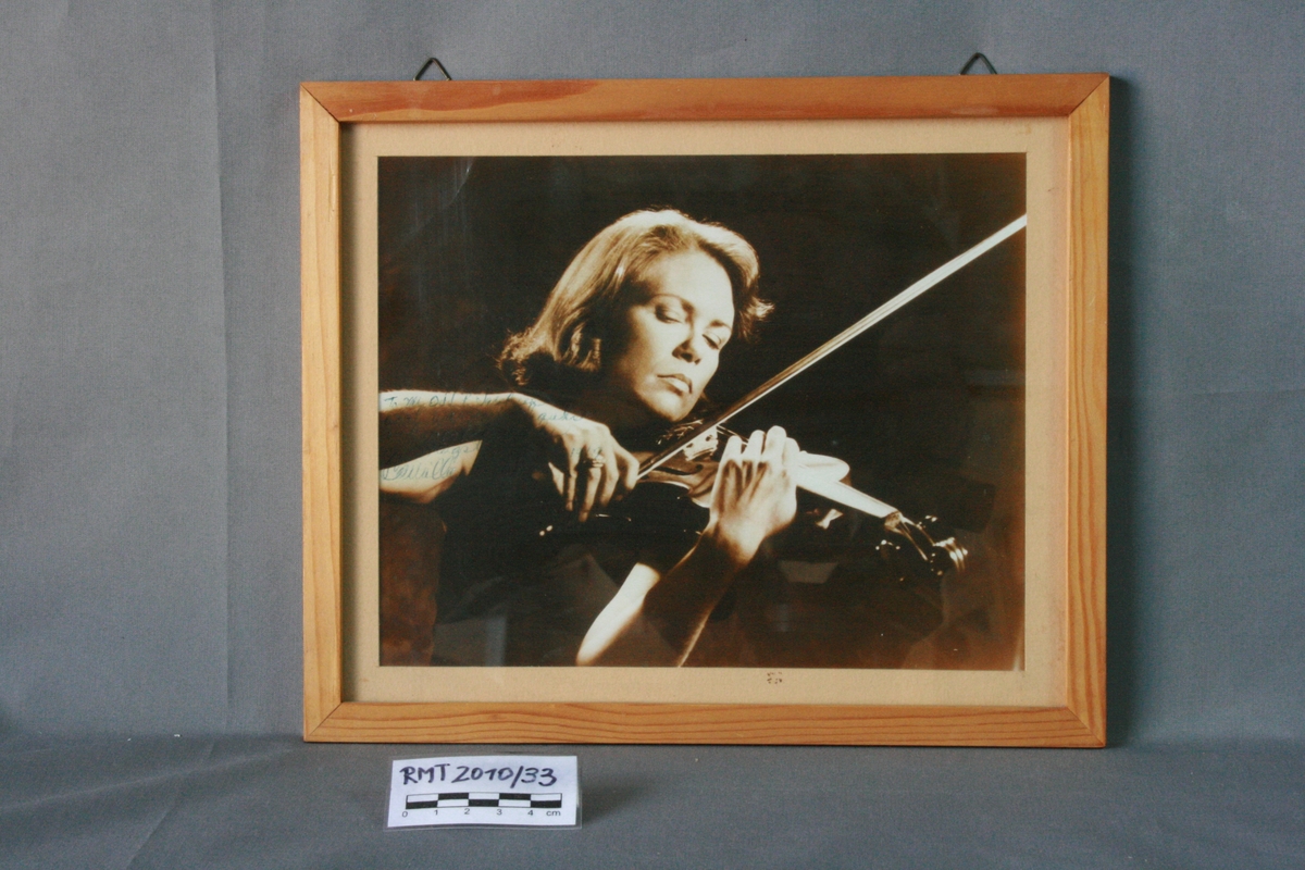 Kvinne som spiller fiolin.