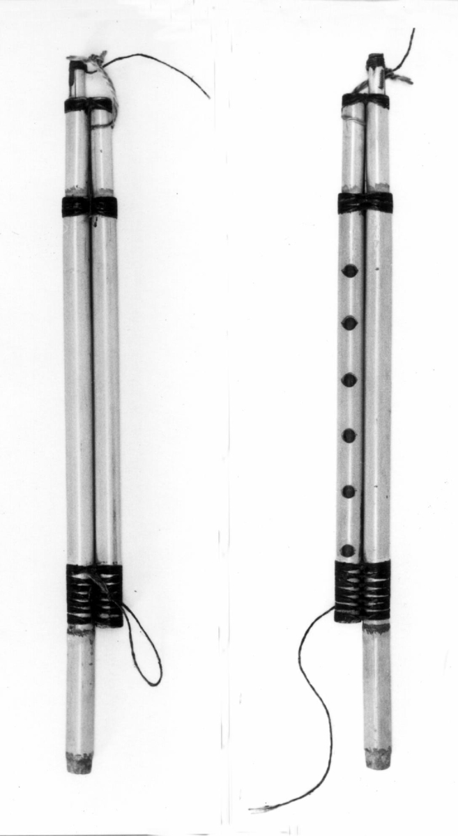 Dobbelklarinett av bambus.  2 rørpiper er forbundet til hverandre langsetter, fertet med bekinnsatte snorer. Melodipipen har 6 fingerhull, bordunpipen ingen. Til hvert av rørene festet et kort forlengelsesrør. Munnstykkene er festet til rørene med en snor.