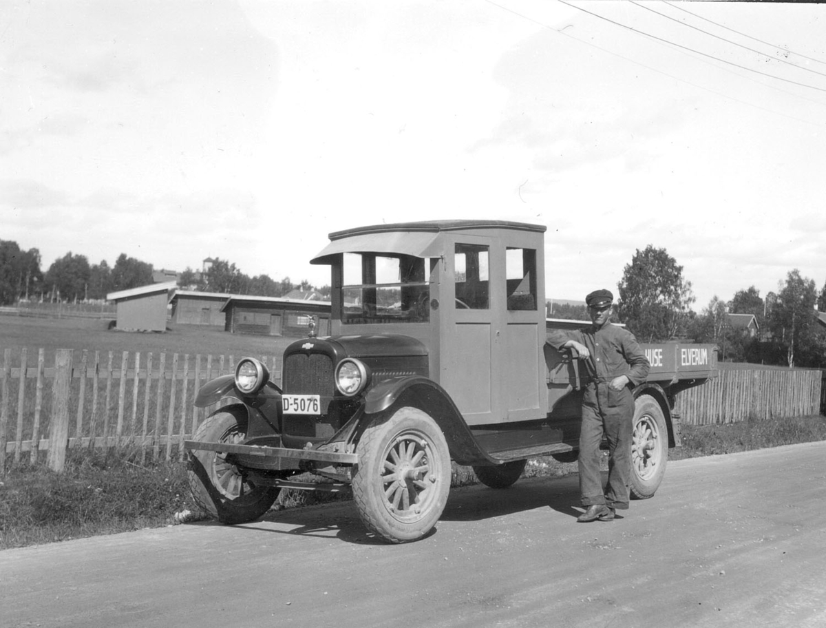 Konrad Huse med lastebil - Anno Glomdalsmuseet / DigitaltMuseum