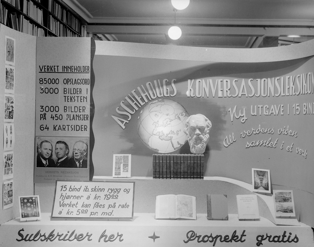 Aschehougs konversasjonsleksikon utstilt hos J. Horgs bokhandel