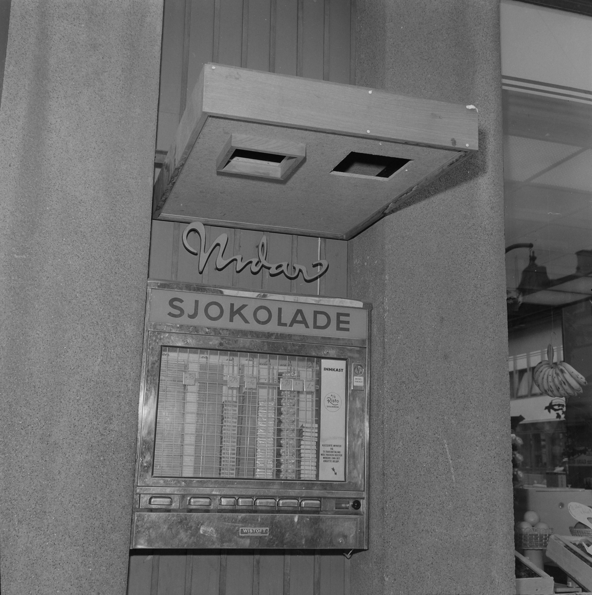Nidar Chokoladefabrik A/S. Sjokoladeautomat hos Djønne & Co.