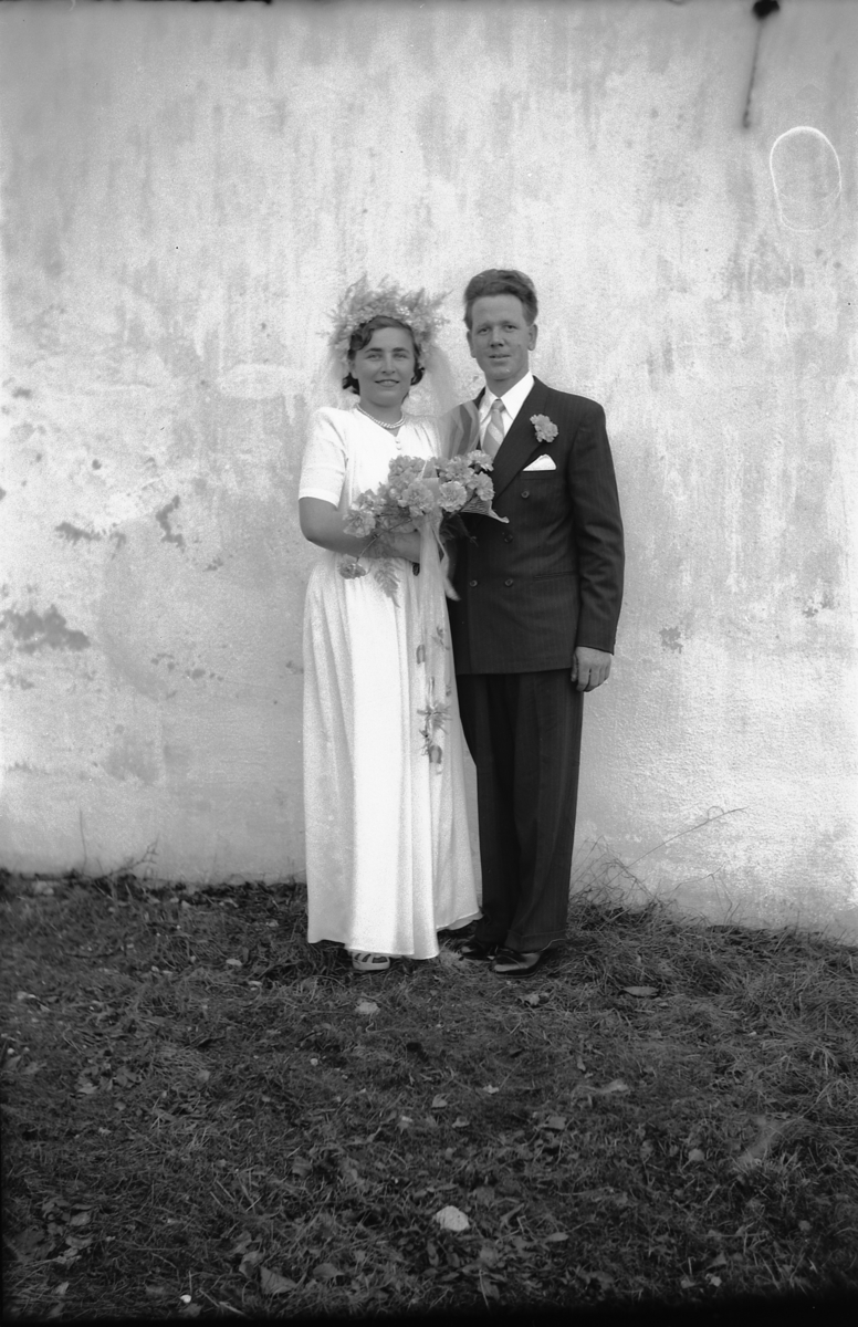 Edith Amundsen og Alf Henry Finskud, brudepar i Ringsaker Kirke. 
De giftet seg 14. 04. 1952