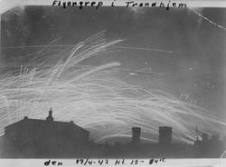 Bilde fra flyangrepet på Trondheim 27.04.1942