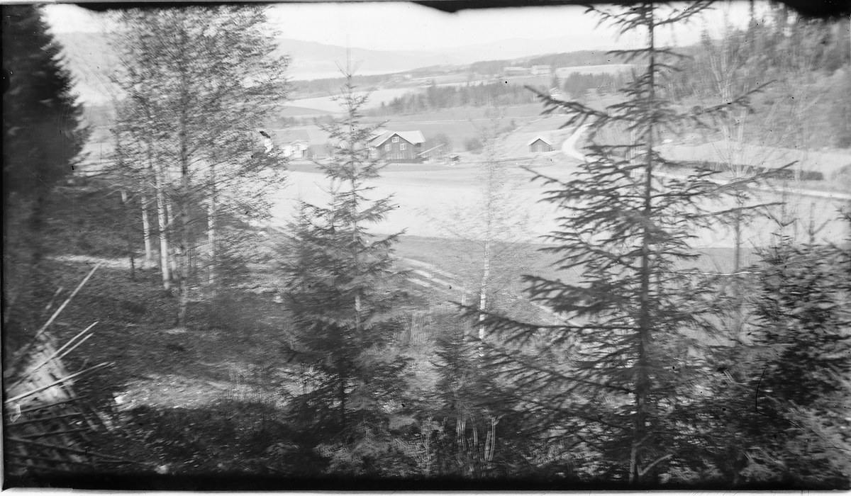 Utsikt NV fra Furuberget. Gården Heimdal i forgrunnen, Skarderud oppe til høyre i bakgrunnen, og Mjøsa u/ Bangsberget bakerst til venstre