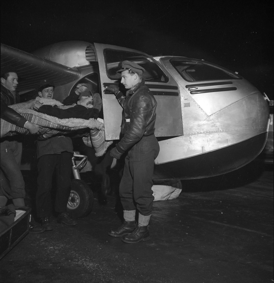 Leonard Lysvann i syketransport med fly