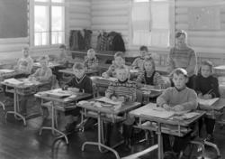 GR: ELEVER M/FRØKEN RYSTE, DREVSJØ SKOLE, ENGERDAL.