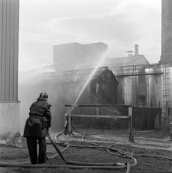 Brann i Mellomila. Felleskjøpets anlegg i bakgrunnen.