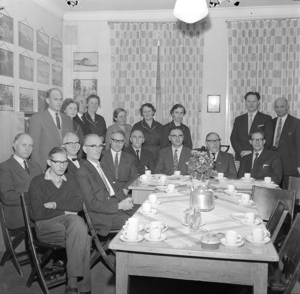En gruppe samlet på møterommet hos Norges Finnemisjonsselskap
