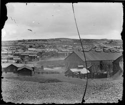 Utsikt over Røros bergstad fra Slegghaugen. Kurantgården, Ma