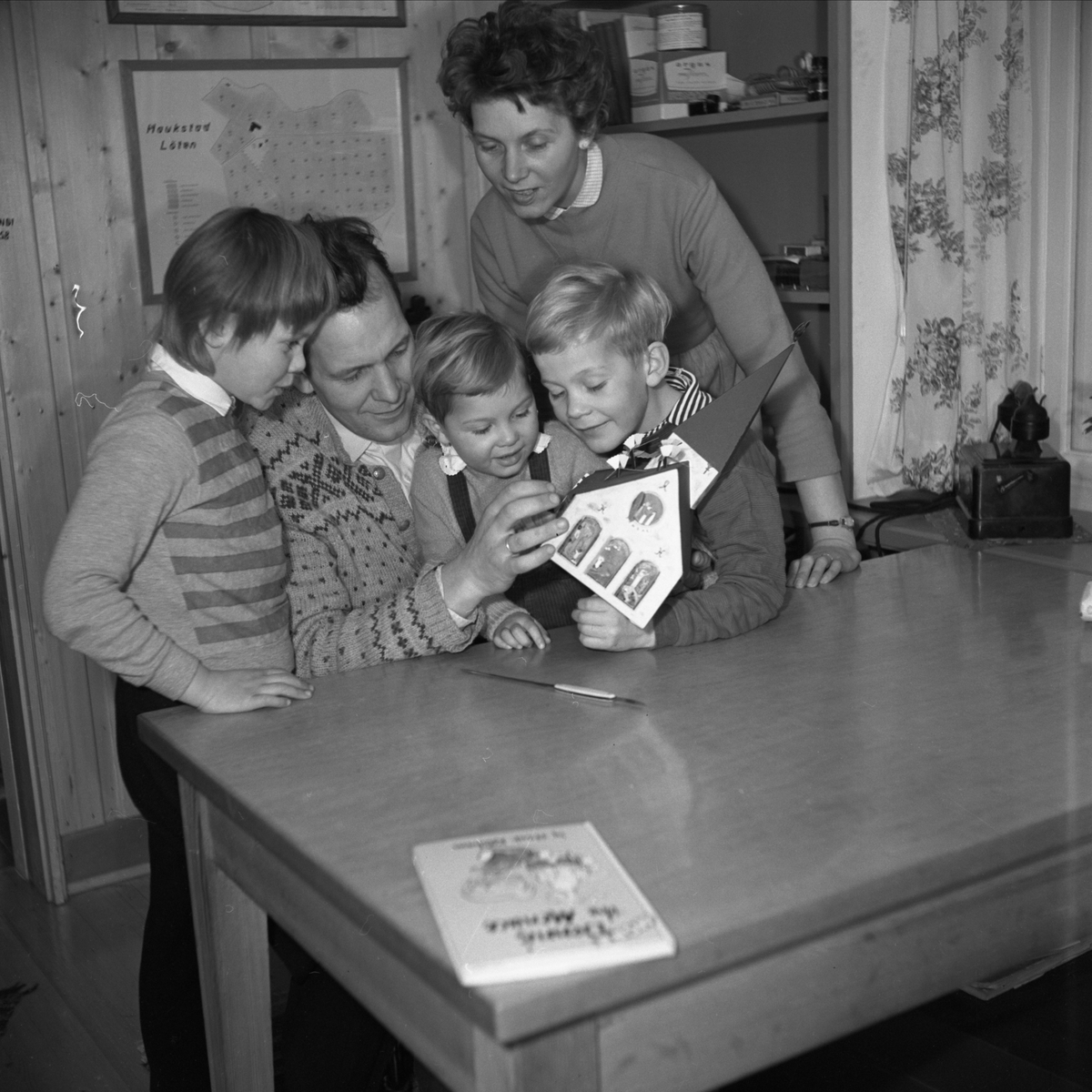 FAMILIEN KJØS, F. V. RANDI, , ERIK, OLAV, BJARNE KJØS, EBBA, 1959. ÅPNER ADVENTSKALENDER?