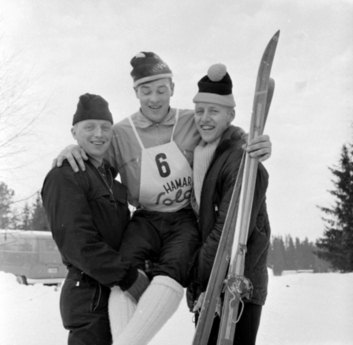 3 ukjente skiløpere. En holdes på "gullstol".