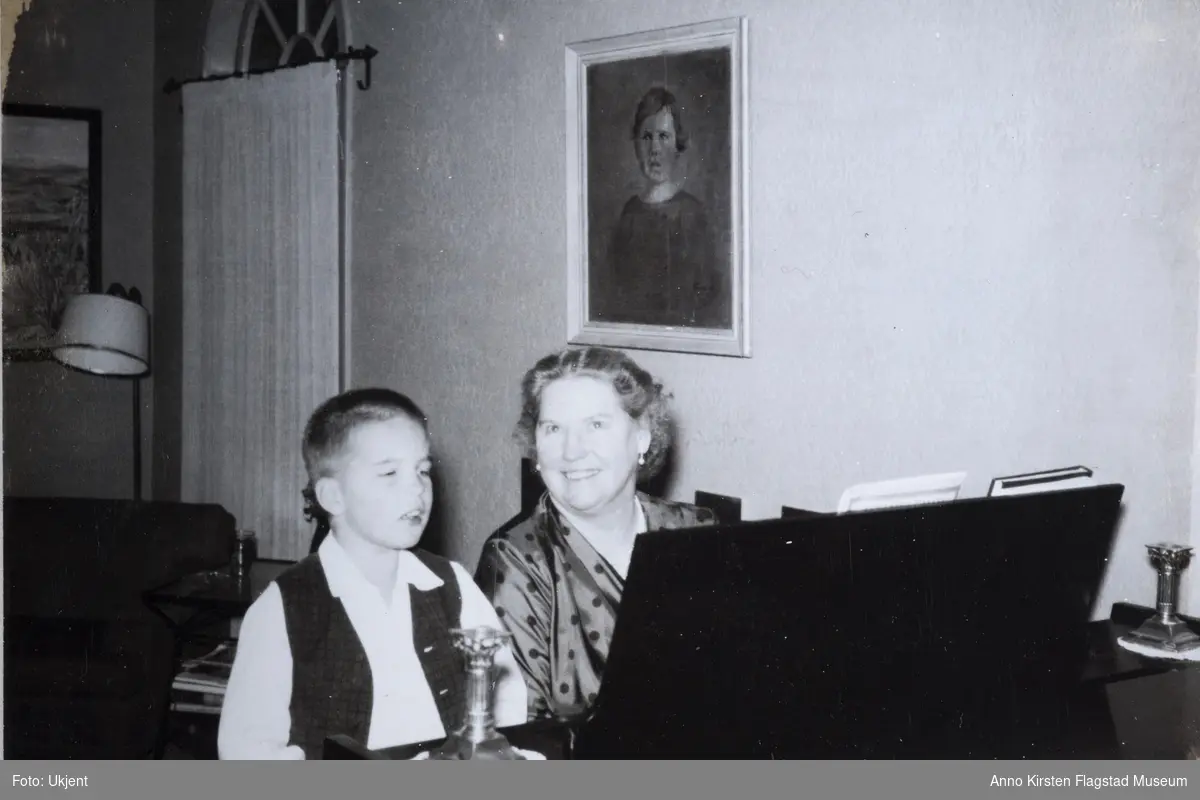 Kirsten Flagstad med sitt barnebarn Sigurd Hall Dusenberry Phoenix, USA 1954. Kirsten Flagstad with her grandson Sigurd Hall Dusenberry Phoenix, USA 1954. 