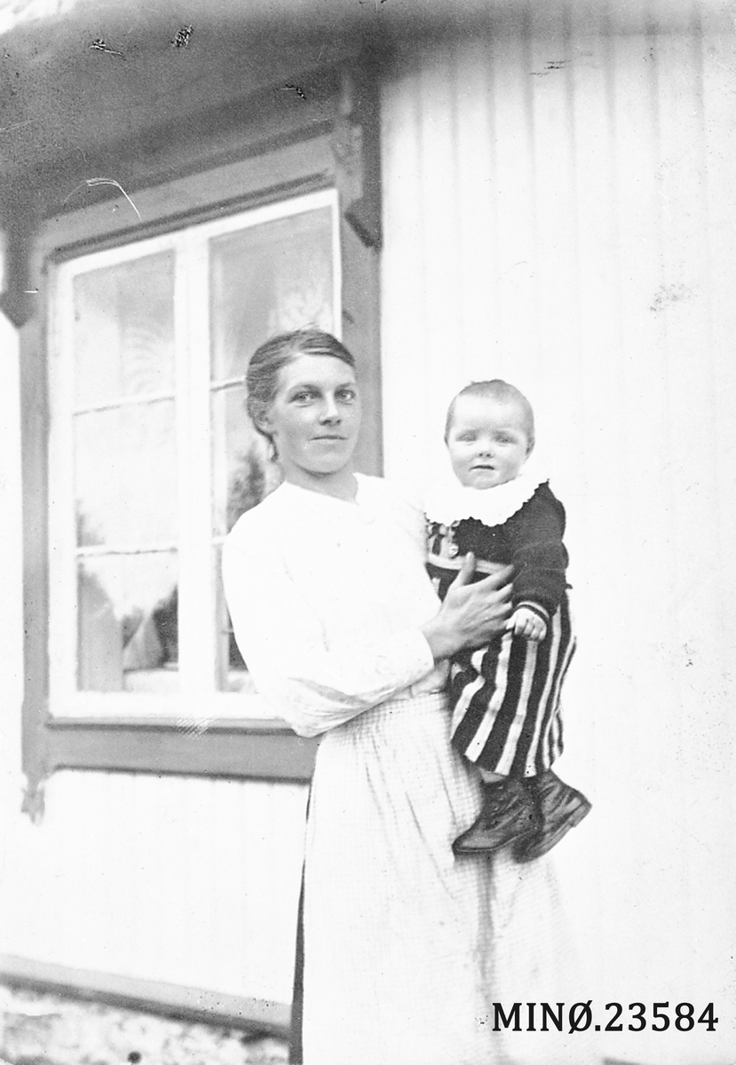 Bilde fra Røstvangen - mor med barn på armen