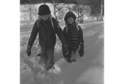 Folldal, Krokmoen, to barn går i dyp snø, Bruløse