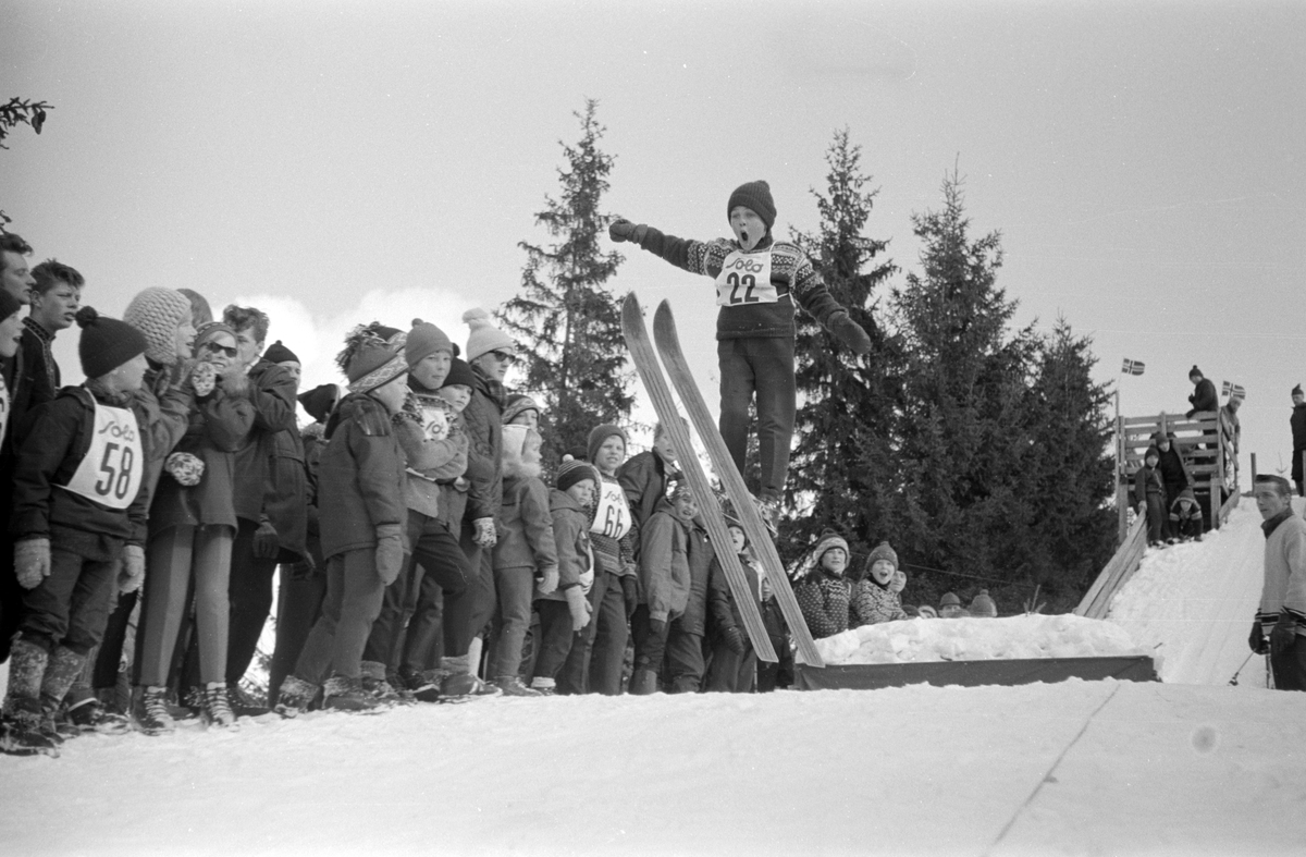 Pellervikrennet, barneskirenn, Brumunddal, 10. 03. 1968. Skihopp. Hopprenn. 
Det var påmeldt 361 deltagere i Pellervikrennet i 1968. 40 funksjonærer var i virksomhet. Alle ble premiert. 