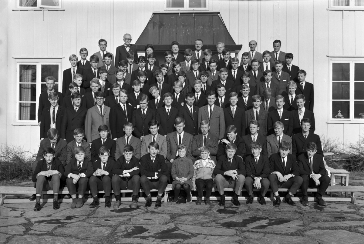 Eckboskolen 1967. Gruppe lærere og elever. Mai 1967. Eckbo skolen. 
(5 bilder) Eckbo-skolen på Grimerud gard i Ottestad, Stange. Kostskole. 