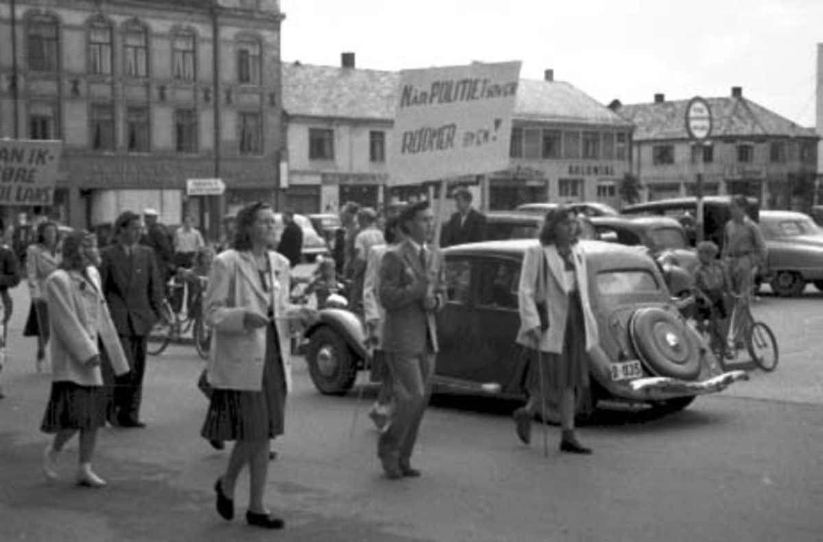 HAMARRUSSEN. HAMAR KATEDRALSKOLE, RUSSETOG, RUSSEFEIRING, PLAKATER, 1948, RUSSETOGET PASSERER I VANGSVEGEN VED ØSTRE TORG