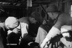 «Tømmerdriften 1943/44.  Fra arbeidet på saga, våren 44.  Et