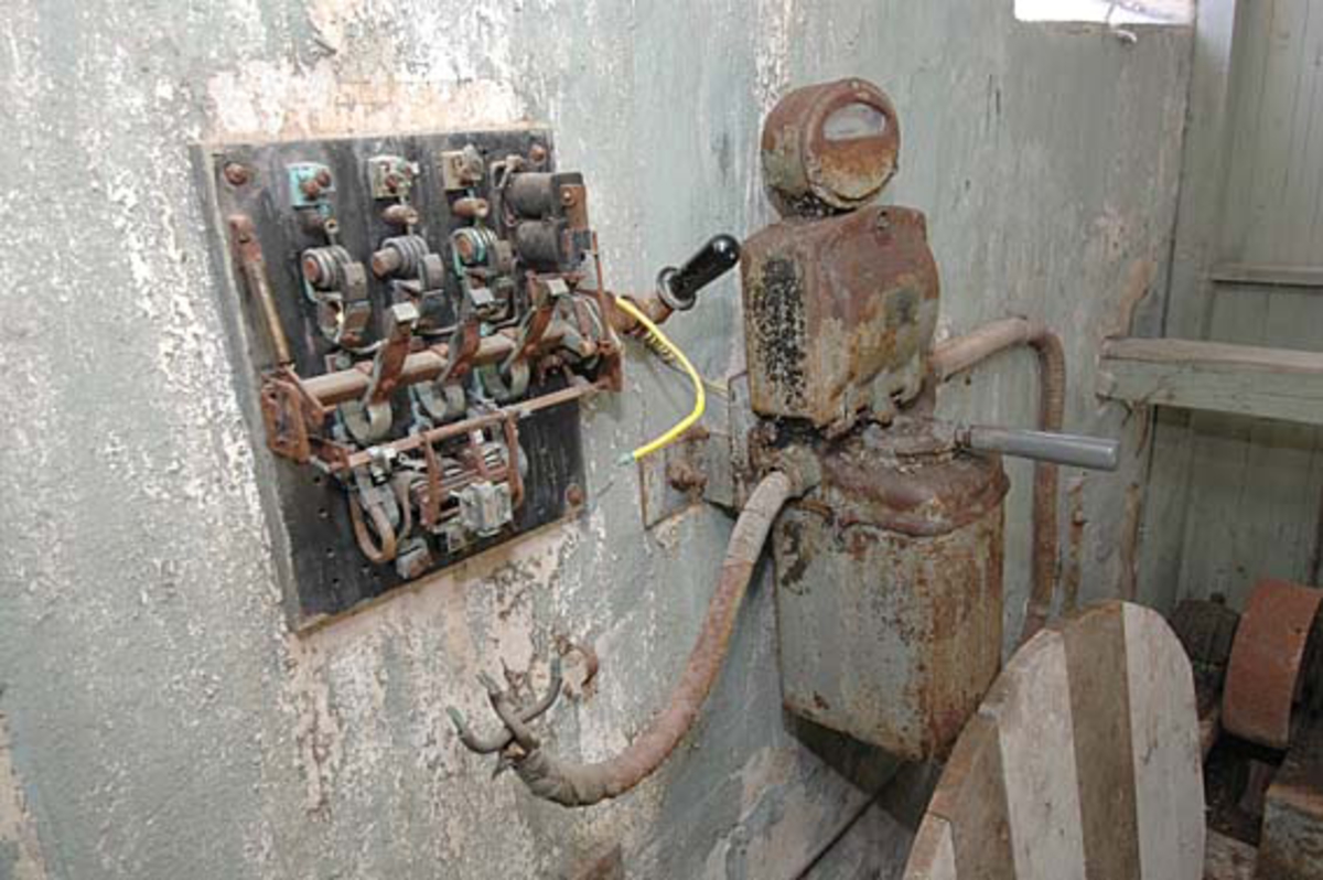 Frakoblet strømbryter - trefaset- m/amperemeter. For betjening av generator, som dro pumpe. 