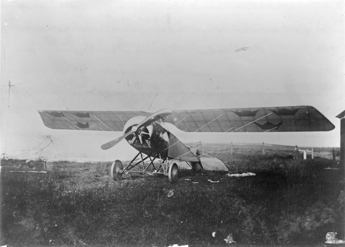 Flygplan Thulin typ D på marken.
