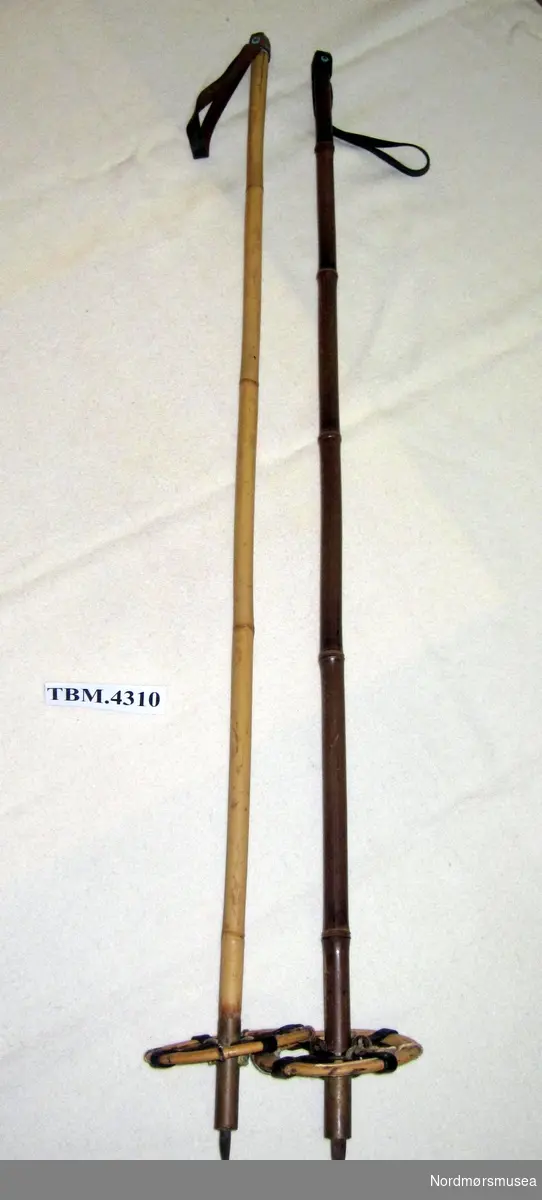 Bambusstav med trinse av spanskrør og hemper av lær