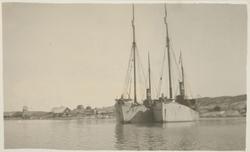 Ishavsskutene "Veslekari "og "Vesleper" i Godhavn, Dixonöen.