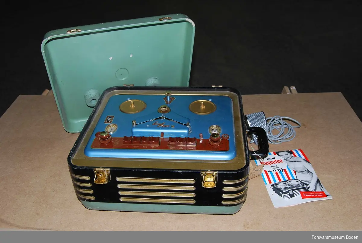 Från 1956-57. Komplett med Sennheiser mikrofon i fack på baksidan och instruktionsbok.
