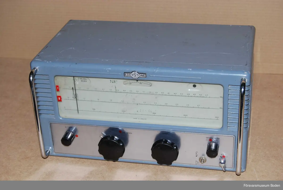 Från ca 1959-1963. Modellen är speciellt tillverkad för svensk sjöradiotrafik. Frekvensområde 1,6 - 4,7 MHz uppdelat i två band, samt ett kristallstyrt läge för nödfrekvensen 2,182 MHz