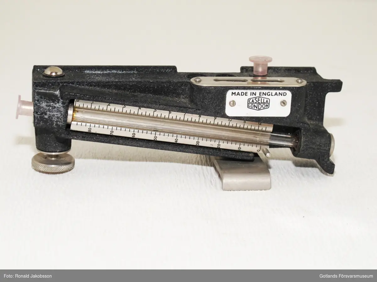 Instrument för mätning av små tryckskillnader, positiva eller negativa.
Användes i laboratorium såväl som på andra arbetsplatser.

Ett exempel är kontroll av gasspisar o. dyl.
Användes också i laboratorier där hög mätnoggrannhet krävdes.

Tillverkades omkring 1950.